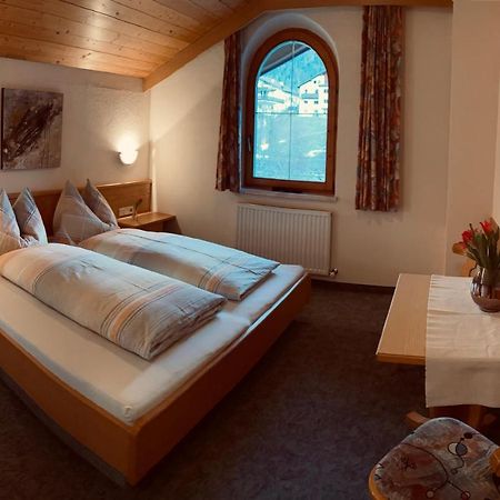 Aparts Handle Und Haus Bergblick Pfunds Exterior foto