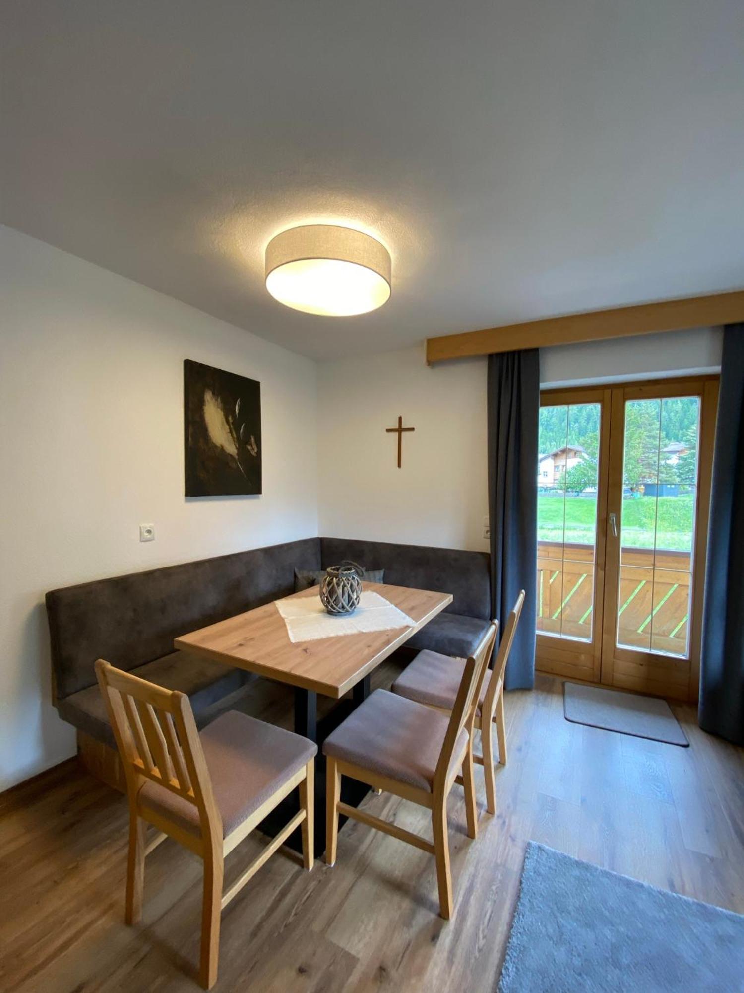 Aparts Handle Und Haus Bergblick Pfunds Exterior foto